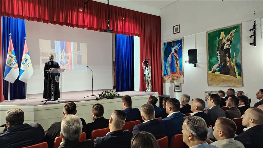 ТРНОВО, 9. ЈУЛА /СРНА/ - У Трнову је вечерас одржана Свечана академија поводом славе општине - Петровдана, на којој су уручена признања заслужним појединцима, институцијама и колективима.