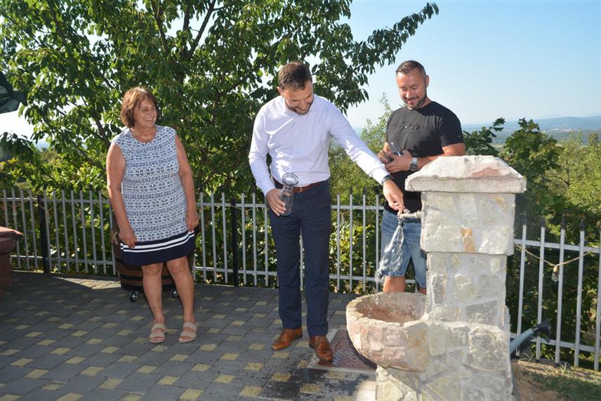 ПРИЈЕДОР, 10. АВГУСТА /СРНА/ - Градоначелник Приједора Слободан Јавор данас је у насељу Брезичани посјетио новоизграђену водоводну мрежу којом су 52 домаћинства добила могућност прикључења на градски водовод, саопштено је из Градске управе.