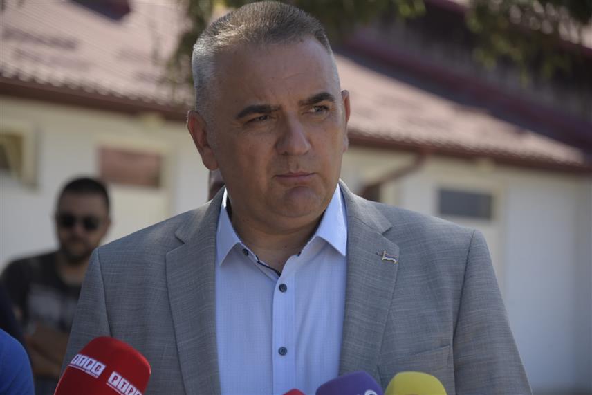 БАЊАЛУКА, 10. АВГУСТА /СРНА/ - Предсједник Владе Републике Српске Саво Минић рекао је да ће Влада обезбиједити 200.000 КМ за набавку опреме за сирану Центра за развој пољопривреде и села Бањалука на Мањачи.