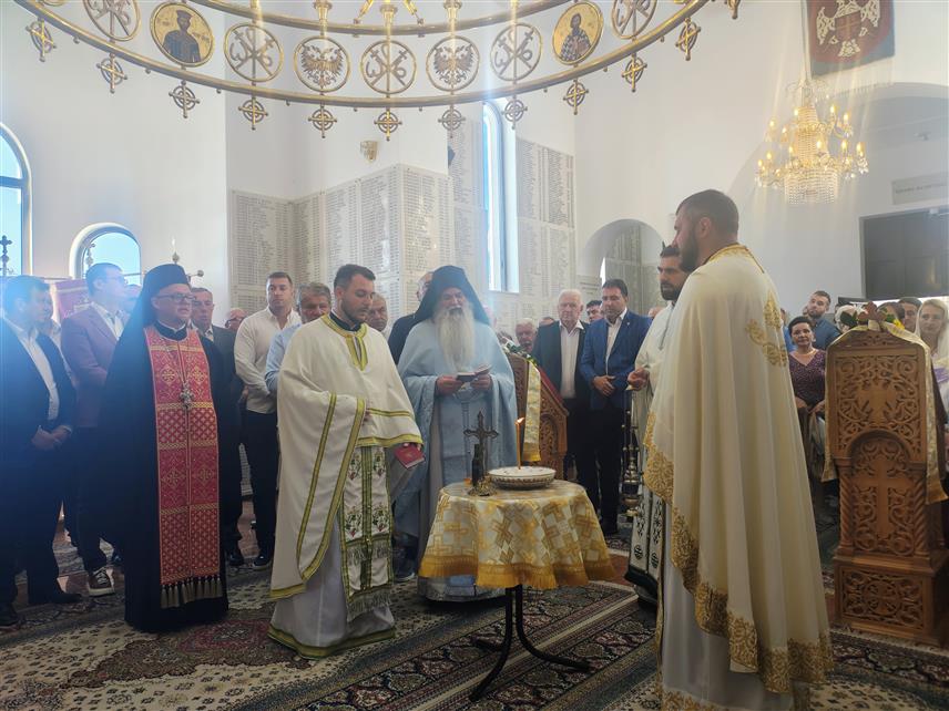 СОКОЛАЦ, 11. АВГУСТА /СРНА/ - Манастир Светог великомученика Георгија на Равној Романији мјесто је окупљања, слоге и јединства, поручено је са духовно-културне манифестације "Теби, горо Романијо", чији је циљ очување традиције народа Сарајевско-романијске регије.