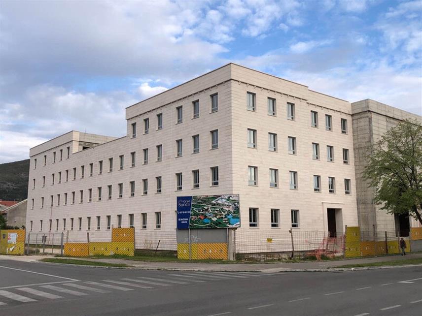 ТРЕБИЊЕ, 11. АВГУСТА /СРНА/ - Изградња нове зграде Гимназије у Требињу реализује се планираном динамиком, у партнерству са Владом Републике Српске, која је за ту намјену обезбиједила четири милиона КМ, а преостала средства обезбјеђује град Требиње.