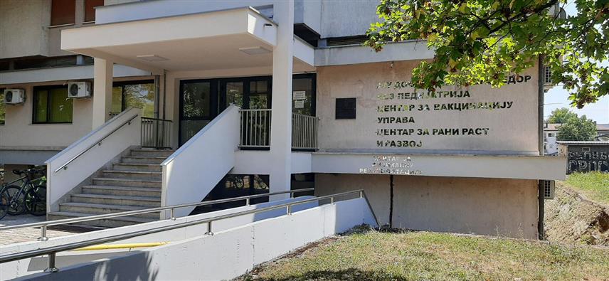 ПРИЈЕДОР, 12. АВГУСТА /СРНА/ - Дом здравља Приједор обновиo je улаз у зграду медицине рада, чиме су додатно унапријеђени безбједност, функционалност и изглед овог простора, саопштено је данас из ове јавне здравствене установе.