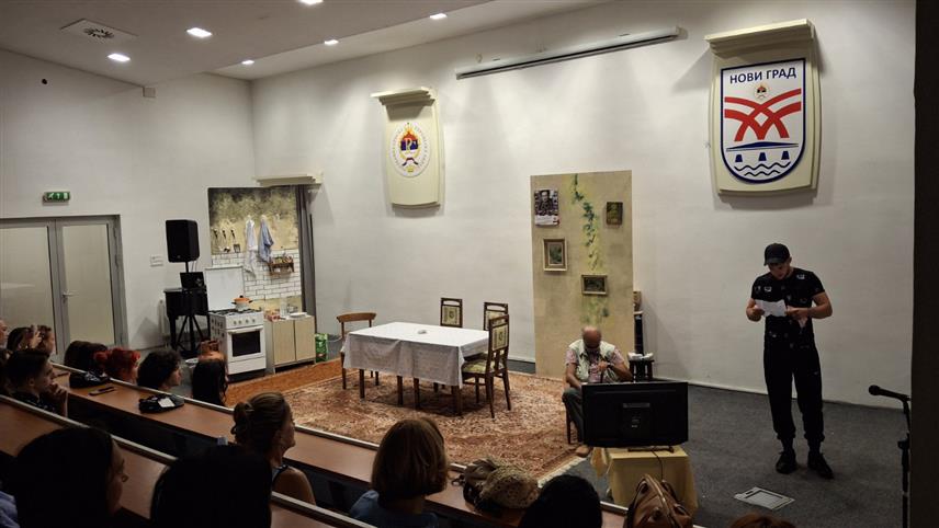 НОВИ ГРАД, 12. АВГУСТА /СРНА/ - У амфитеатру Културно- образовног центра у Новом Граду вечерас је премијерно изведена представа "Јесам ли те тукао, тата"ауторски пројекат Новљанина Андреја Дрљаче, који потписује текст и режију.