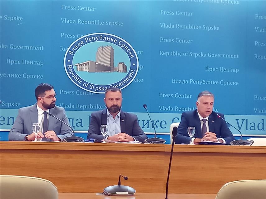 БАЊАЛУКА, 13. АВГУСТА /СРНА/ - Министар просвјете и културе Републике Српске Боривоје Голубовић и помоћник министра за социјалну, породичну и дјечију заштиту Владимир Макарић на конференцији за новинаре у Бањалуци.