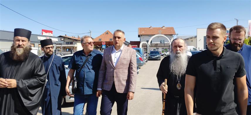 БИЈЕЉИНА, 14. АВГУСТА /СРНА/ - Предсједник Владе Републике Српске Саво Минић посјетио је данас у Бијељини градилиште нових учионица за потребе Дјечијег вртића "Чика Јова Змај" у порти Цркве Светог великомученика Пантелејмона.