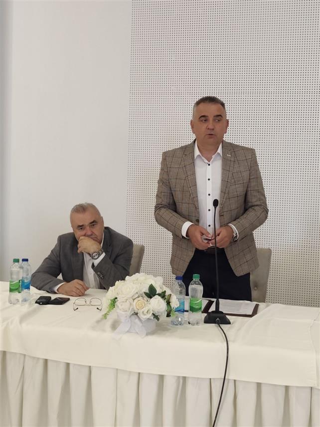 БАЊАЛУКА, 14. АВГУСТА /СРНА/ - Предсједник Владе Републике Српске Саво Минић састао се данас у Бијељини са мјештанима мјесних заједница Кацевац, Бањица, Батар и Главичице.