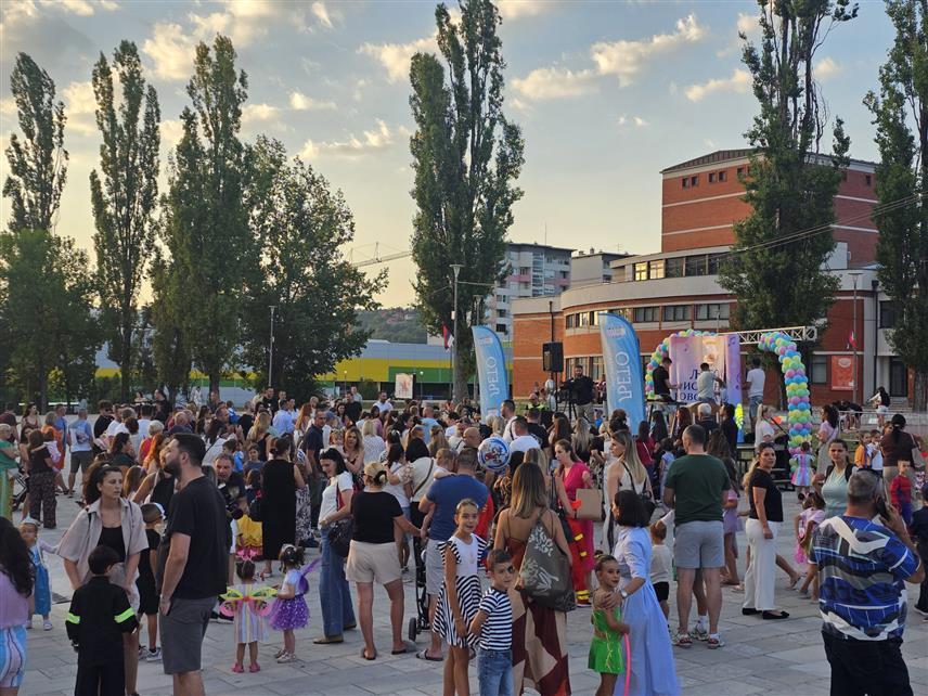 ИСТОЧНО НОВО САРАЈЕВО, 14. АВГУСТА /СРНА/ - Више десетина малишана учествовало је вечерас на традиционалном Дјечијем маскенбалу на Тргу Републике Србије у Источном Новом Сарајеву, који се организује у оквиру манифестације "Љето у Источном Сарајеву".
