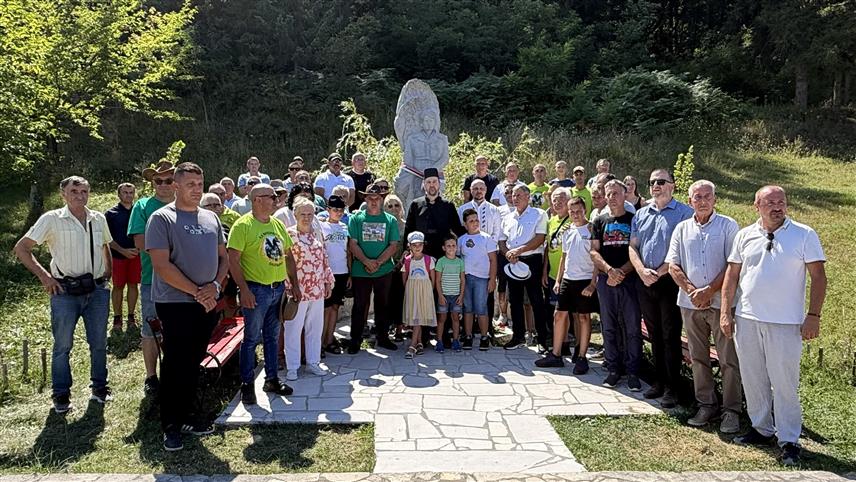 ПЕТРОВО, 15. АВГУСТА /СРНА/ - У Петрову је данас одржана манифестација "Споменкови дани Озрена" на којој је указано да треба чувати и преносити млађим генерацијама сјећање на малог див-јунака Споменка Гостића, најмлађег одликованог погинулог борца Војске Републике Српске.