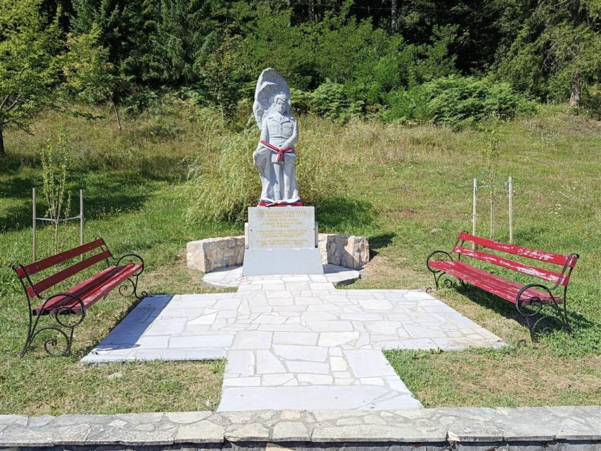 ПЕТРОВО, 15. АВГУСТА /СРНА/ - У Петрову ће данас бити одржана манифестација "Споменкови дани Озрена", током које ће коњари и кочијаши из Републике Српске и Србије симболично одати почаст најмлађем одликованом погинулом борцу Војске Републике Српске Споменку Гостићу, на дан његовог рођења - 15. августа.