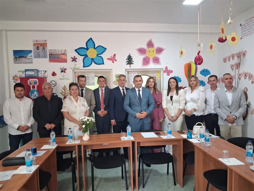 БЕРКОВИЋИ, 17. АВГУСТА /СРНА/ - Влада Републике Српске издвојила је 31.000 КМ за рад вртића у општина Берковићи, а рјешење о додијели средстава данас је уручио министар просвјете и културе Боривоје Голубовић. Голубовић је ова рјешења данас уручио и представницима општина Рудо, Шековићи, Чајниче, Кнежево, Лопаре, Пелагићево, Сребреница и Језеро.