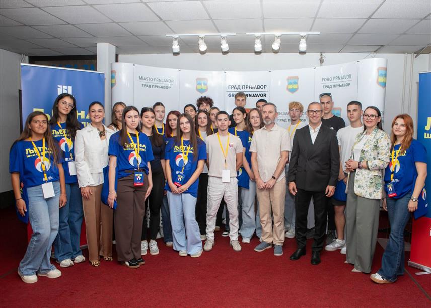 ПРЊАВОР, 17. АВГУСТА /СРНА/ - Љетна школа филма за средњошколце, коју организује Аудио-визуелни центар Републике Српске у сарадњи са бањалучком Академијом умјетности, почела је данас у Прњавору и окупила 21 полазника из свих крајева Српске.