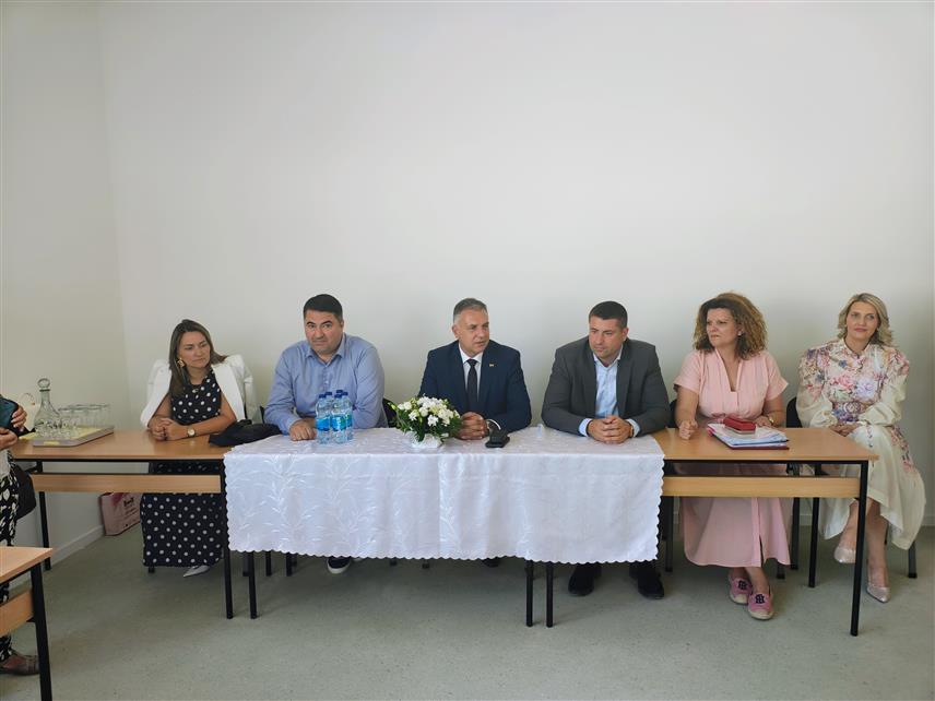 	ИСТОЧНО НОВО САРАЈЕВО, 17. АВГУСТА /СРНА/ - Све је спремно за почетак нове школске године у Републици Српској, гдје ће од септембра у клупама бити око 100 првачића више него лани, док ће укупно основаца бити више од 80.000, речено је на састанку министра просвјете и културе Боривоја Голубовића и представника актива директора основних и средњих школа.