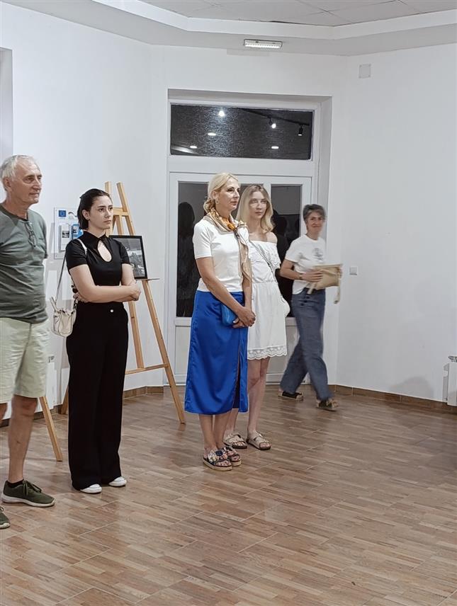 ШАМАЦ 17. АВГУСT /СРНА/ - У Галерији "Стари сат" у Шамцу вечерас је отворена изложба цртежа младог академског сликара Младена Мићића из Бијељине, која посјетиоцима представља истраживања цртежа као ликовног медија.