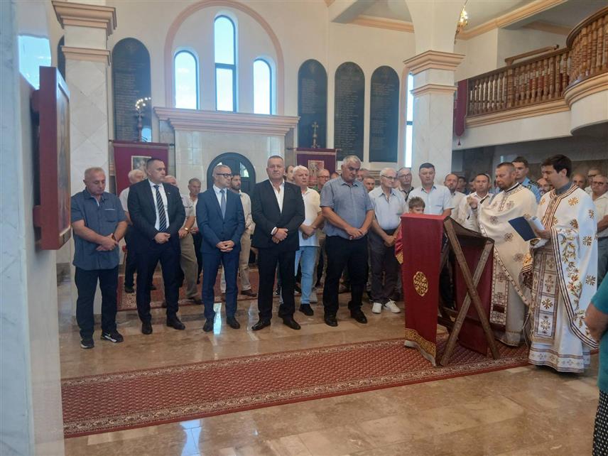 ПРЊАВОР, 19. АВГУСТА /СРНА/ - У Спомен-храму на Вучијаку код Прњавора данас је, поводом крсне славе града – Преображења Господњег и Дана Прве прњаворске лаке пјешадијске бригаде, служен парастос за 626 погинула бораца Војске Републике Српске.