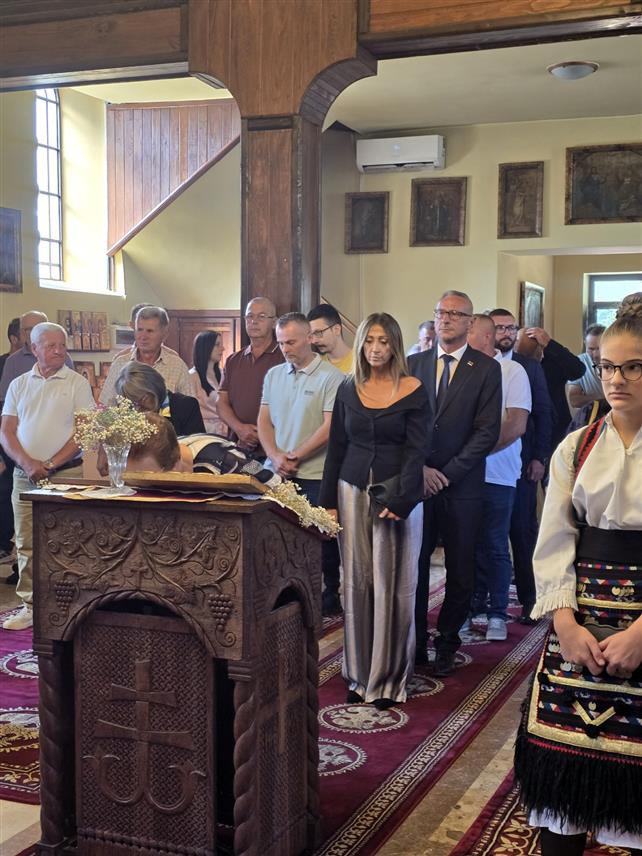 БОСАНСКО ГРАХОВО, 19. АВГУСТА /СРНА/ - Министар рада и борачко-инвалидске заштите Републике Српске Радан Остојић присуствовао је литургији у Храму Светих апостола Петра и Павла.