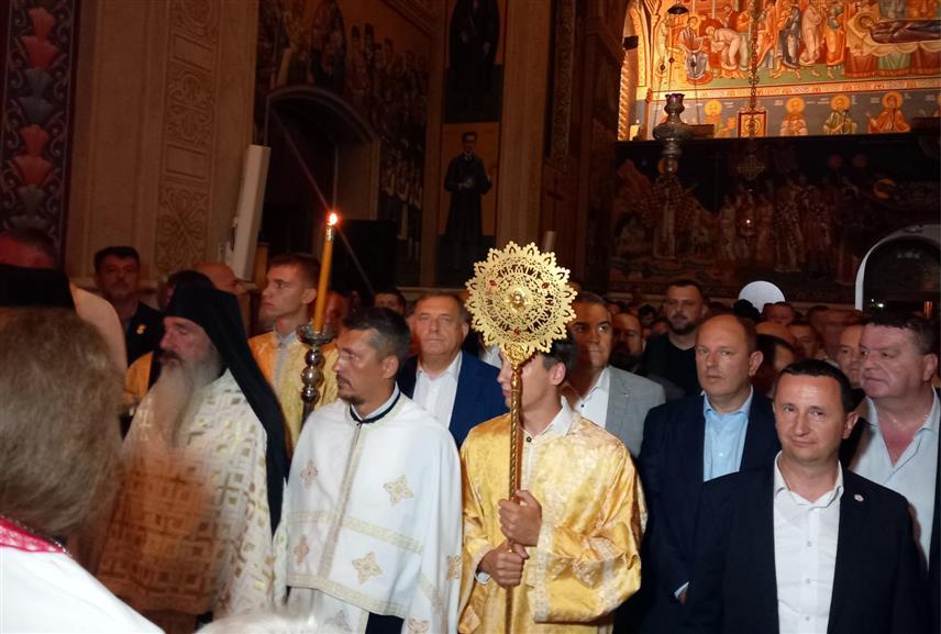 TРЕБИЊЕ, 19. АВГУСТА /СРНА/ - У Tребињу је вечерас испред Саборног храма Преображења Господњег пошла свечана литија коју предводи Његово високопреосвештенство митрополит захумско-херцеговачки и приморски Димитрије, у којој су и предсједник Владе Републике Српске Саво Минић, предсједник СНСД-а Милорад Додик, градоначелник Tребиња Мирко Ћурић и друге званице из јавног и политичког живота.	

