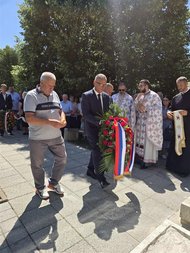 ГЛАМОЧ, 1. АВГУСTА /СРНА/ - Министар рада и борачко-инвалидске заштите Републике Српске Радан Остојић данас је у Гламочу присуствовао обиљежавању Дана ексхумације 108 српских бораца и цивила из масовне гробнице "Камен".