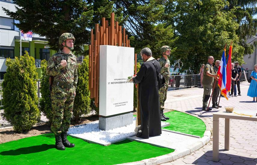 БЕОГРАД, 1. АВГУСТА /СРНА/ - У општини Рашка данас је освештан и откривен споменик посвећен припадницима 37. моторизоване бригаде Војске Југославије који су страдали на Косову и Метохији током НАТО агресије 1999. године.
