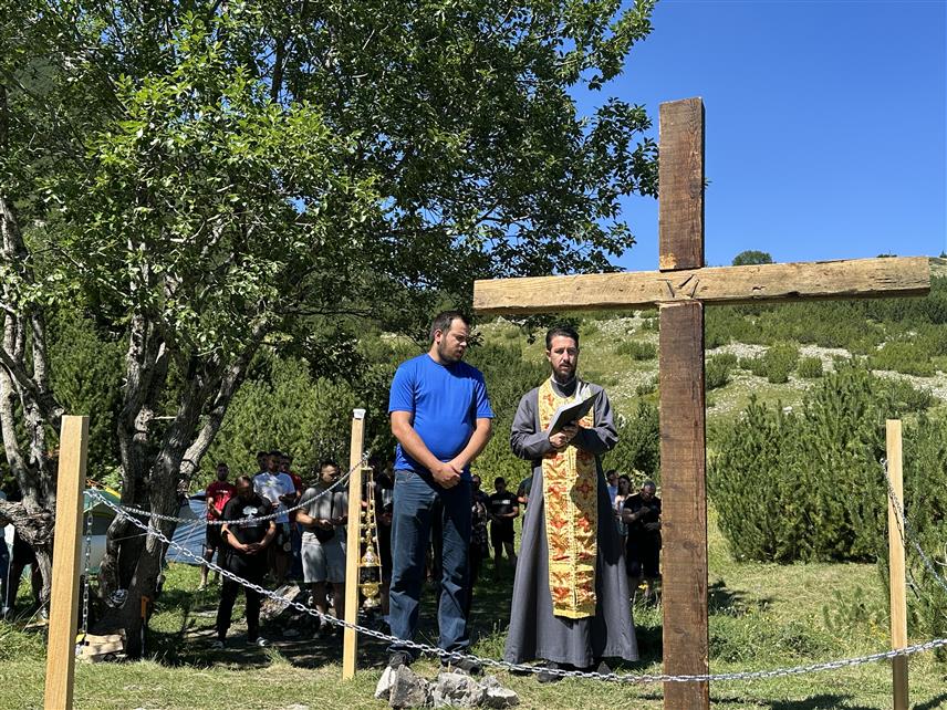 ГРАХОВО, 1. АВГУСТА /СРНА/ – На Шатору код Грахова данас је служен парастос страдалим и упокојеним Србима овог краја, којем је присуствовала директор Центра за једнакост и равноправност полова Републике Српске Маја Векић, која је поријеклом из Грахова.