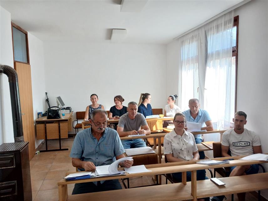 КРУПА НА УНИ, 20. АВГУСТА /СРНА/ - Скупштина општине Крупа на Уни прихватила је данас извјештај о стању у буџету, а најављено је ди да се у наредних седам дана може очекивати исплата јунске плате запосленика у Општинској управи и социјалних давања за јул.