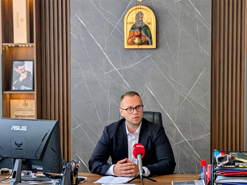 БИЈЕЉИНА, 20. АВГУСТА /СРНА/ - Директор "Електро-Бијељине" Бојан Савић у обраћању новинарима у Бијељини.