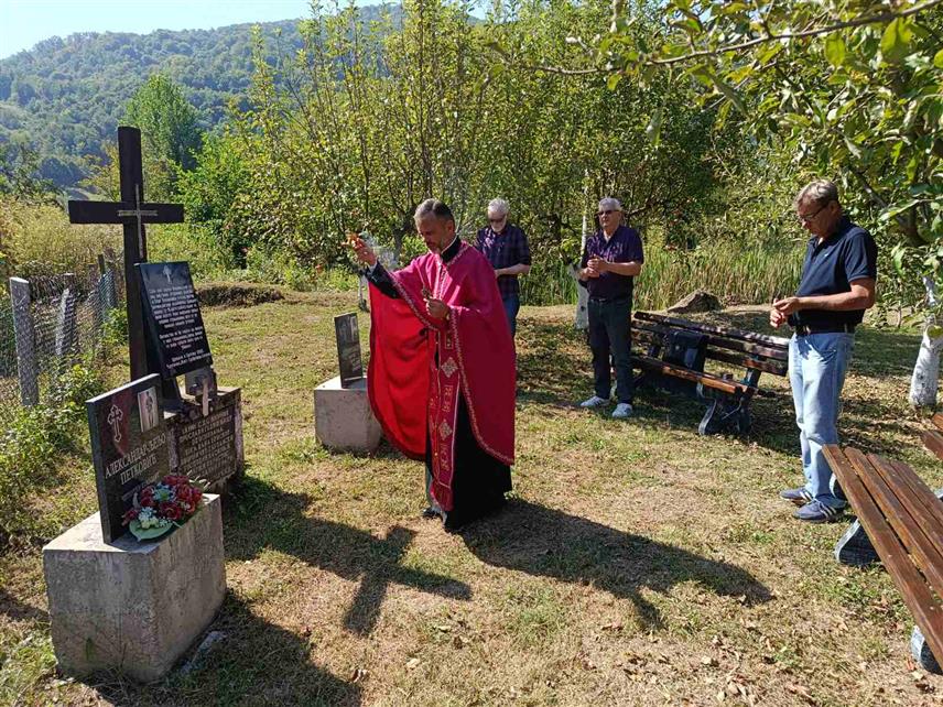 ЗВОРНИК, 22. АВГУСТА /СРНА/ - У Дрињачи код Зворника данас је служен парастос и положено цвијеће на мјесту гдје су након проглашења Независне Државе Хрватске /НДХ/ 1941. године локалне усташе - муслимани и Хрвати извршили злочин над српским народом