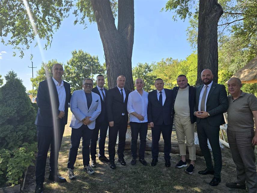 БАЊАЛУКА/СОМБОР, 22. АВГУСТА /СРНА/ - Делегација Министарства правде Републике Српске посјетила је 31. Сликарску колонију "Елан" у Сомбору, која афирмише умјетност и креативно стваралаштво као кључне методе у процесу рехабилитације, ресоцијализације и системске припреме осуђених лица за интеграцију у друштвену заједницу.