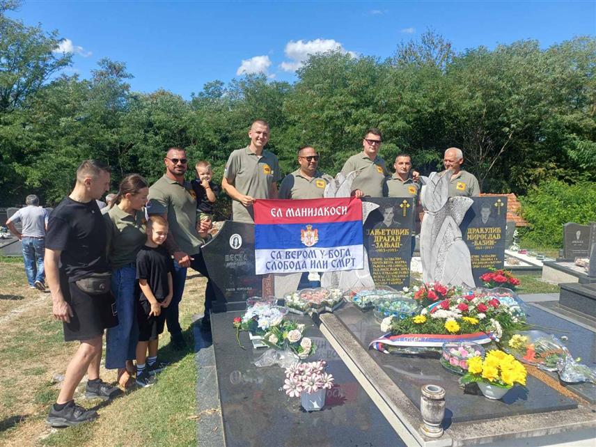 НОВИ ГРАД, 23. АВГУСТА /СРНА/ - У Сводни код Новог Града данас је служен парастос ратном комаданту ударне јединице 43. приједорске бригаде Војске Републике Српске Драгану Јањетовићу Јањцу и његовом саборцу Мирославу Дракуллићу.