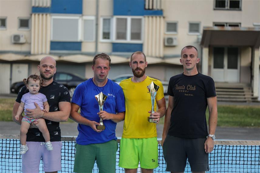 ДОБОЈ, 23. АВГУСТА /СРНА/ - Горан Новић из Дервенте побједник је аматерског уличног турнира у тенису "Урије 2026" који је вечерас завршен у Добоју.