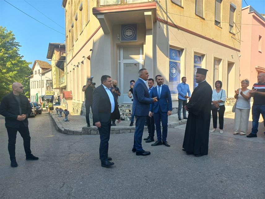 БОСАНСКИ ПЕТРОВАЦ, 24. АВГУСТА /СРНА/ - Предсједник Владе Републике Српске Саво Минић стигао је у Босански Петровац и посјетио нови пословни простор Центра за подршку повратницима, а планирано је да у наставку присустује Првом сабору повратника.