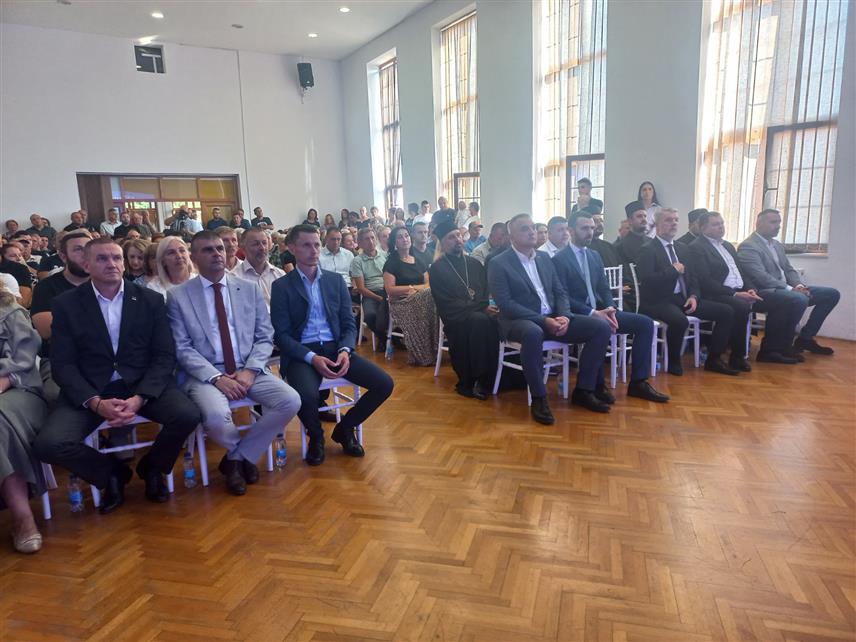 БОСАНСКИ ПЕТРОВАЦ, 24. АВГУСТА /СРНА/ - Предсједник Владе Републике Српске Саво Минић стигао је на Први сабор повратника који се одржава данас у Босанском Петровцу.