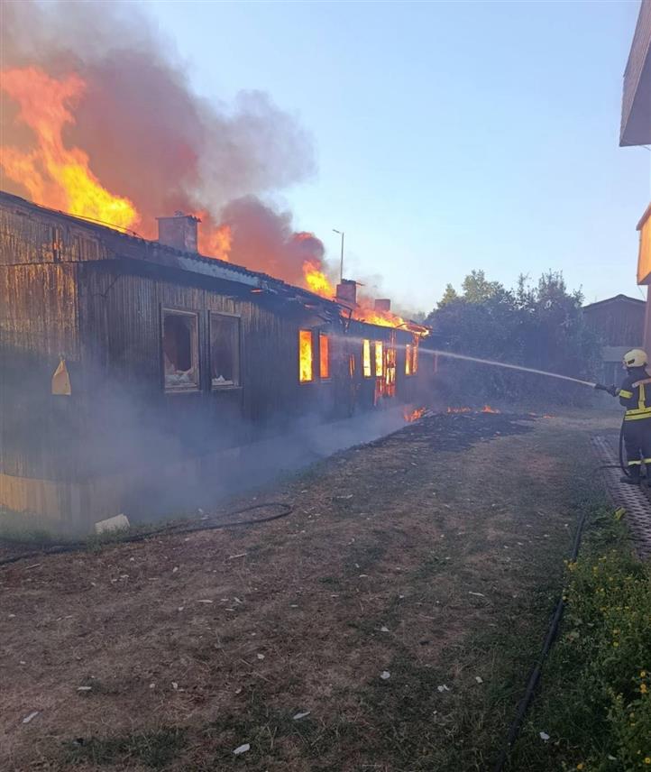 ЗВОРНИК, 24. АВГУСТА /СРНА/ - Пожар је захватио стару напуштену бараку у Каракају и ватрогаци покушавају да локализују ватру.