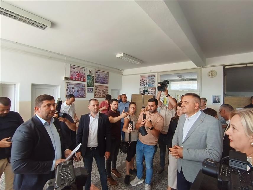 БИЈЕЉИНА, 25. АВГУСТА /СРНА/ - Предсједник Владе Републике Српске Саво Минић састао се током посјете Бијељини са градоначелником Љубишом Петровићем.Састанку, који се одржава у фискултурној сали Основне школе "Ћирило и Методије" у Главичицама, присуствују и министар рада и борачко-инвалидске заштите Републике Српске Радан Остојић, као и министар пољопривреде, шумарства и водопривреде Републике Српске Анђелка Кузмић.