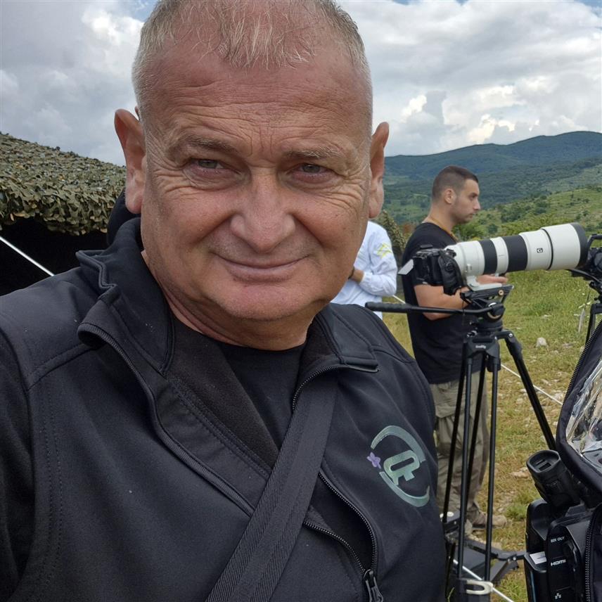 БЕОГРАД, 26. АВГУСТА /СРНА/ - Филм "Линија", који причом о подвигу вољеног српског хирурга Миодрага Лазића и запослених у ратној болници "Жича" доноси и причу о библијском егзодусу око 150.000 Срба из Сарајева, налази се у фази постпродукције и планирано је да публици буде представљен поводом обиљежавања Дана Републике Српске - 9. јануара наредне године, рекао је Срни продуцент Горан Иконић.