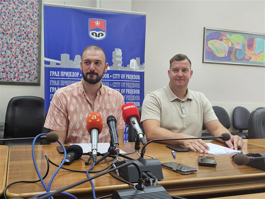 ПРИЈЕДОР, 27. АВГУСТА /СРНА/ - Начелник градског Одјељења за културу, међународну сарадњу, спорт и невладине организације Александар Миљешић и директор Позоришта Приједор Срђан Књегињић на конференцији за новинаре у Приједору.