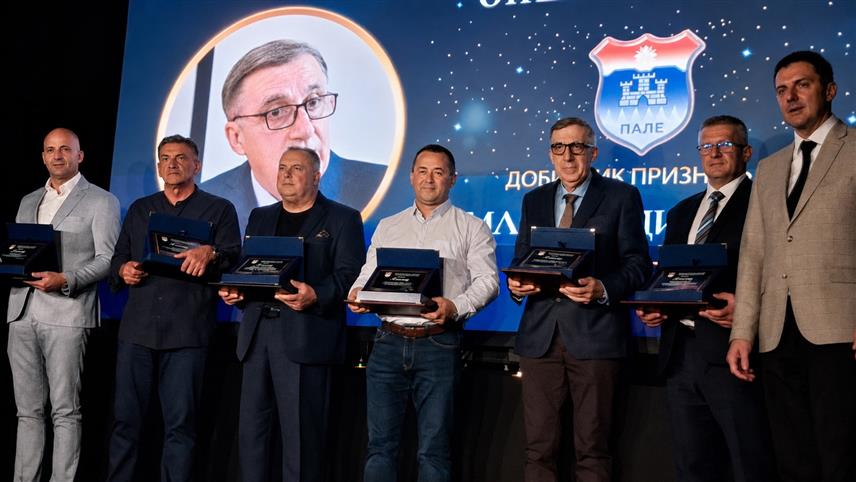 ПАЛЕ, 27. АВГУСТА /СРНА/ - Повеља општине Пале, као највеће општинско признање уручена је вечерас, уочи крсне славе општине - Велике Госпојине, Влади Републике Српске за допринос у инфраструктурна улагања, као и за преузимање дуга Олимпијског центра "Јахорина", чиме је омогућена стабилност једног од најзначајнијих предузећа у овој локалној заједници.