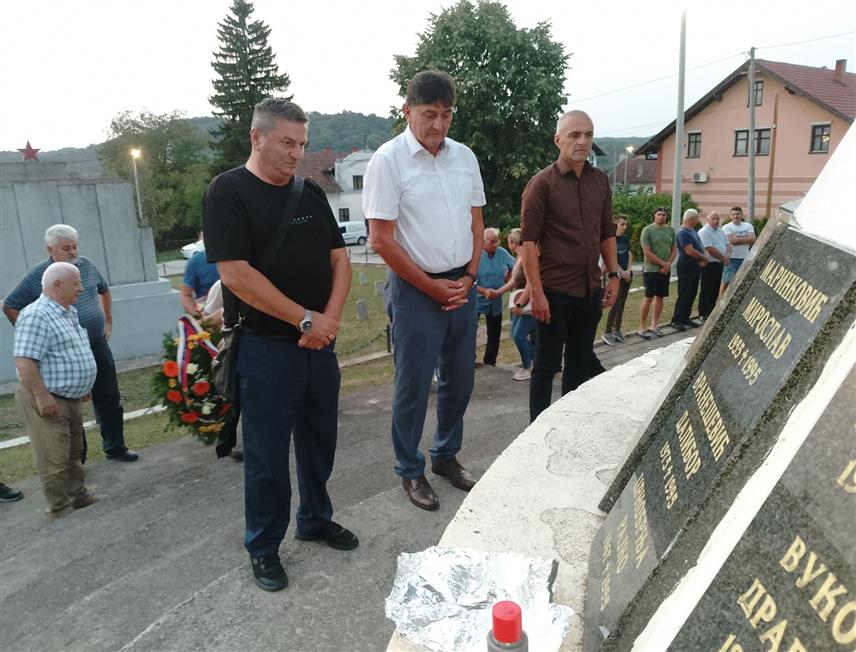 НОВИ ГРАД, 27. АВГУСТА /СРНА/ - У Добрљину код Новог Града вечерас је служен парастос, положени су вијенци и прислужене свијеће погинулим борцима Војске Републике Српске /ВРС/ и цивилним жртвама рата.