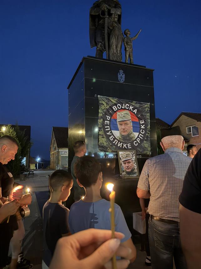 ВЛАСЕНИЦА, 27. АВГУСTА /СРНА/ - У Власеници су вечерас грађани прислуживањем свијећа одали пошту преминулом бившем команданту Главног штаба Војске Републике Српске генералу Ратку Младићу, уз поруку да неће бити заборављен док постоји иједан Србин.
