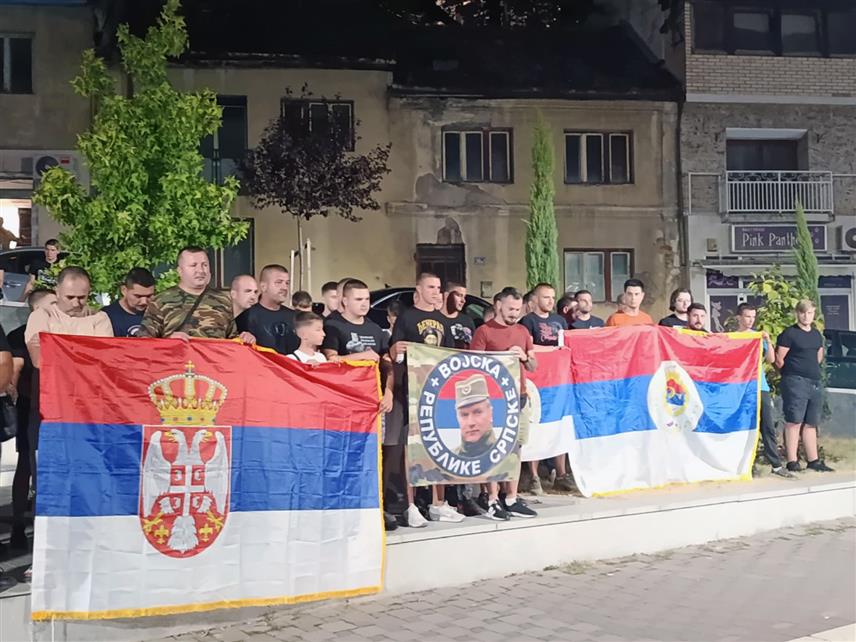 ЗВОРНИК, 27. АВГУСТА /СРНА/ - У Зворнику вечерас су се окупили грађани који су одали почаст бившем команданту Главног штаба Војске Републике Српске Ратку Младићу и запалили свијеће.