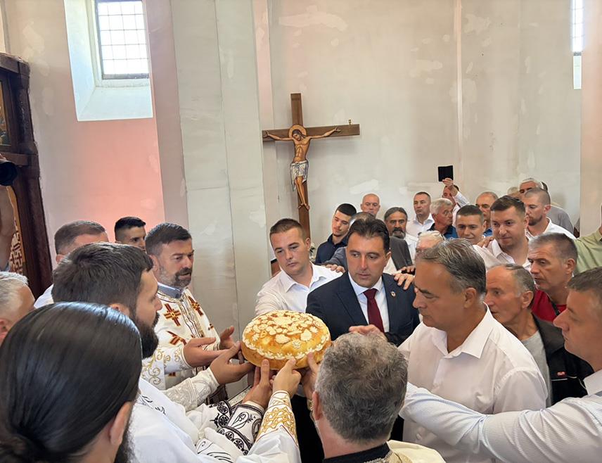 СОКОЛАЦ, 2. АВГУСТА /СРНА/ - У Цркви Светог пророка Илије на Сокоцу, данас је поводом Дана и крсне славе општине - Илиндана, служена Света литургија, обављен славски обред, а потом је улицама прошла свечана литија.