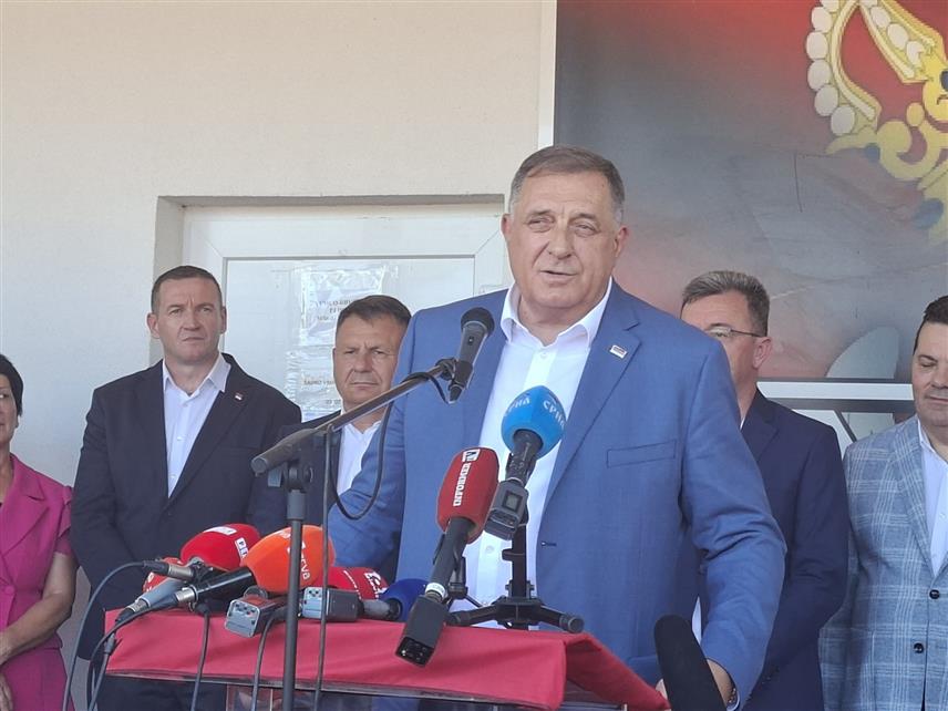 ДРВАР, 2. АВГУСТА /СРНА/ - Предсједник Милорад Додик у обраћању присутнима током посјете погону "Јумка" у Дрвару.