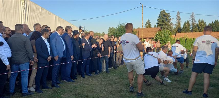РИБНИК, 2. АВГУСТА /СРНА/ - Предсједник Милорад Додик и предсједник Србије Александар Вучић присуствују народном саборовању у Ситници код Рибника, гдје су, између осталог, пратили и такмичење у потезању конопца.
