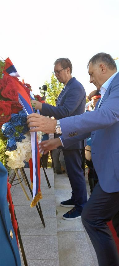 РИБНИК, 2. АВГУСТА /СРНА/ - Предсједник Милорад Додик и предсједник Србије Александар Вучић положили су данас вијенце на спомен-плочу за 31 погинулог српског борца и три цивилне жртве рата у порти Храма Светог пророка Илије у Ситници код Рибника.