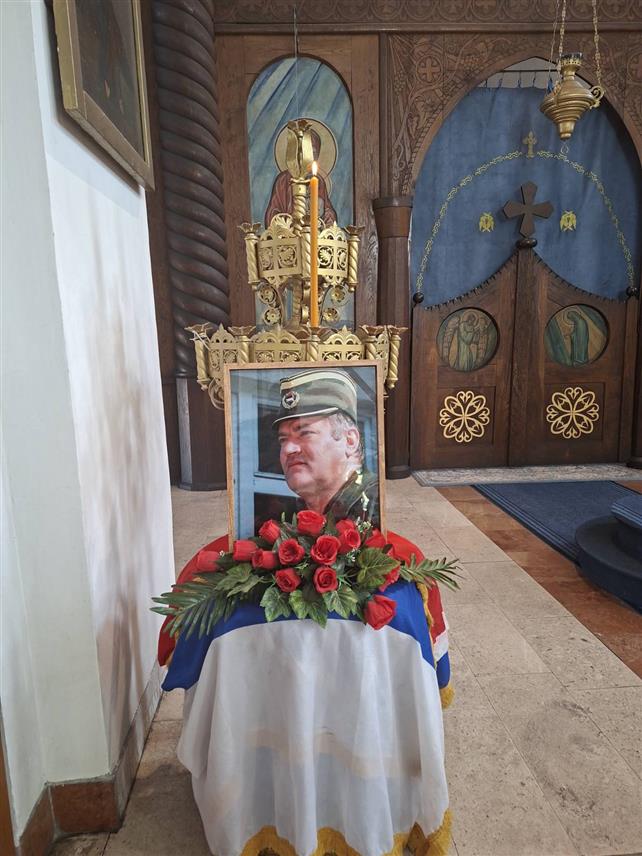 ШАМАЦ, 30. АВГУСTА /СРНА/ - У Цркви Рођења Пресвете Богородице у Обудовцу данас је служен парастос и одата почаст генералу Ратку Младићу, који је преминуо у 84. години у притворској болници у Хагу.