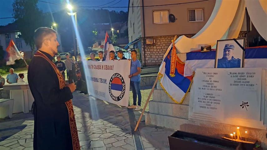 КАЛИНОВИК, 31. АВГУСТА /СРНА/ - Код централног спомен-обиљежја погинулим српским борцима у Калиновику служен је помен генералу Ратку Младићу и прислужене свијеће за покој његове душе.