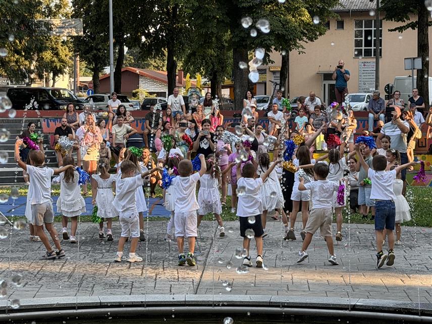 ТЕСЛИЋ, 3. АВГУСТА /СРНА/ - Шеснаеста "Конференција беба" у Теслићу окупила је вечерас 26 малишана.