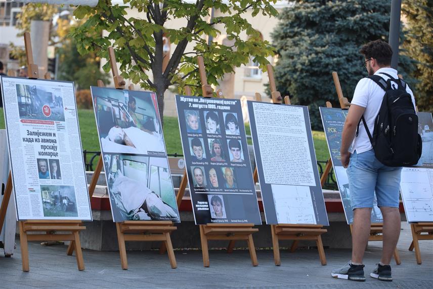 БАЊАЛУКА, 3. АВГУСТА /СРНА/ - Испред Храма Христа Спаситеља у Бањалуци вечерас је отворена изложба "Да се не заборави - гранатирање Хрватске војске на избјегличке колоне на Петровачкој цести и Сводни", аутора Јанка Велимировића из Документационо-информационог центра "Веритас"./фото Борислав Здриња/