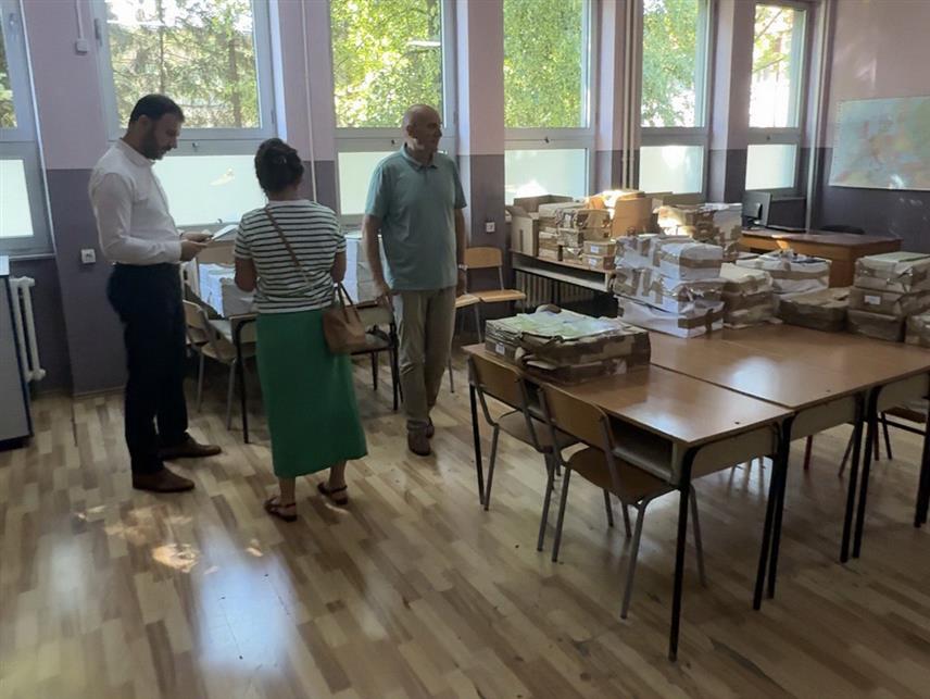ПРИЈЕДОР, 4. АВГУСТА /СРНА/ - У основним школама на подручју Приједора почела је испорука бесплатних уџбеника које су заједнички обезбиједили Градска управа и Влада Републике Српске, саопштено је данас из Градске управе.