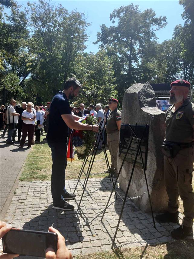 БЕОГРАД, 4. АВГУСТА /СРНА/ - У Tашмајданском парку у Београду одржана је комеморација поводом 31 године од прогона над Србима из Хрватске у војно-полицијској акцији "Олуја".