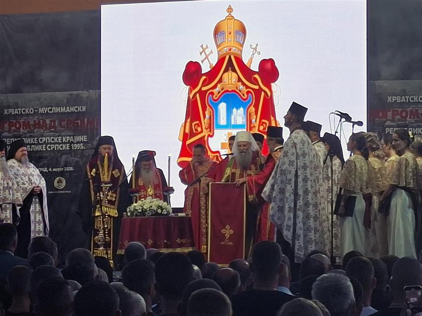 МРКОЊИЋ ГРАД, 4. АВГУСТА /СРНА/ - Његова светост патријарх српски Порфирије поручио је у Мркоњић Граду да се вечерас молитвено сјећамо страдалих и прогнаних у највећем прогону у Европи у 20. вијеку, јер је молитва најдостојнији облик сјећања, она носи истину, ослобађа од зла и чува наш идентитет.